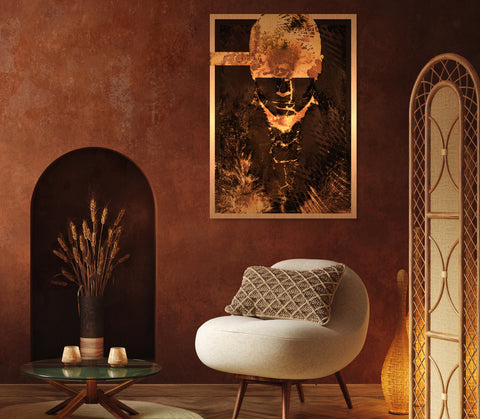 Druck auf Kupfer-Dibond-Metall, Hadron Persona von der afrikanischen Künstlerin Linnea Frank in einem in Erdtönen gehaltenen Raum über einem weißen Sessel, auf dem Kunstwerk ist eine Frau zu sehen, die einen Balken vor den Augen und Risse auf dem Gesicht und Körper hat