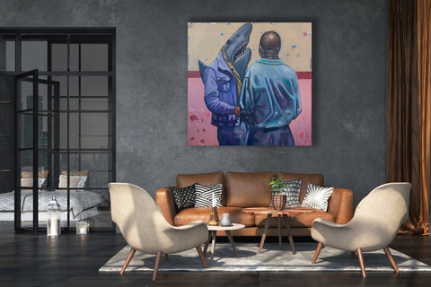 Gemälde, Acryl auf Leinwand, „The Loan Shark“ vom afrikanischen Künstler Khaya Sineyile in einem grau, beige und braun gehaltenem Wohnzimmer über einem braunen Sofa, auf dem Kunstwerk ist ein Mann von hinten zu sehen, der einem Mann mit Hai-Kopf gegenübersteht, der Hintergrund ist im Comicstil gemalt
