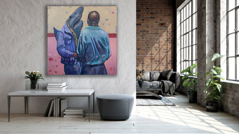 Gemälde, Acryl auf Leinwand, „The Loan Shark“ vom afrikanischen Künstler Khaya Sineyile in einem Industrial-Stil gehaltenen Wohnraum über einem Tisch mit Büchern, auf dem Kunstwerk ist ein Mann von hinten zu sehen, der einem Mann mit Hai-Kopf gegenübersteht, der Hintergrund ist im Comicstil gemalt