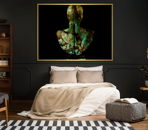 Druck auf Gold-Dibond-Aluminium, Lacuna von der afrikanischen Künstlerin Linnea Frank über einem Bett, auf dem Kunstwerk ist eine Frau zu sehen, die ihre Arme und Handflächen vor dem Gesicht und Oberkörper zusammengeführt hat 