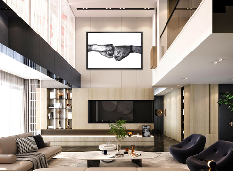 Druck auf schwarzem Metall, Osmosis von der afrikanischen Künstlerin Linnea Frank in einem Wohnzimmer, auf dem Kunstwerk sind zwei zusammengeführte Fäuste zu sehen. 