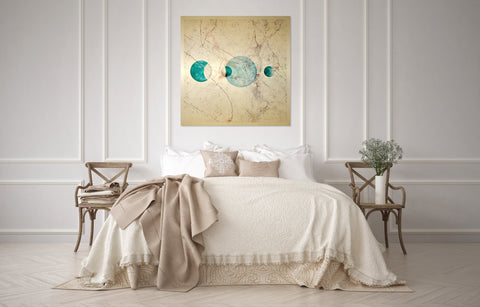 Druck auf Gold-Dibond-Metall, Phase 1 von der afrikanischen Künstlerin Linnea Frank in einem weiß und beige gehaltenen Schlafzimmer über einem Bett, auf dem Kunstwerk ist eine Mondphase zu sehen 