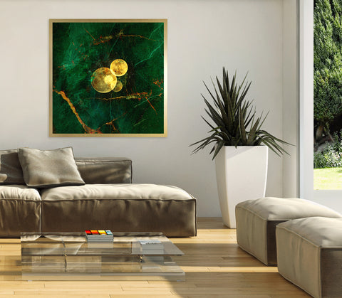 Druck auf Gold-Dibond-Metall, Phase 3 von der afrikanischen Künstlerin Linnea Frank in einem Wohnzimmer über dem Sofa, auf dem Kunstwerk ist eine Mondphase zu sehen 