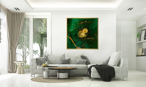Druck auf Gold-Dibond-Metall, Phase 3 von der afrikanischen Künstlerin Linnea Frank in einem hell gehaltenen Wohnzimmer über dem hellgrauen Sofa, auf dem Kunstwerk ist eine Mondphase zu sehen 