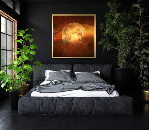 Druck auf Gold-Dibond-Metall, Phase 7 von der afrikanischen Künstlerin Linnea Frank in einem dunklen Schlafzimmer über einem Bett, auf dem Kunstwerk ist eine Mondphase zu sehen 
