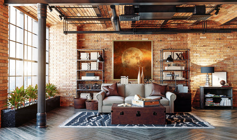 Druck auf Gold-Dibond-Metall, Phase 7 von der afrikanischen Künstlerin Linnea Frank in einem Wohnzimmer im Industrial Stil über dem Sofa, auf dem Kunstwerk ist eine Mondphase zu sehen 