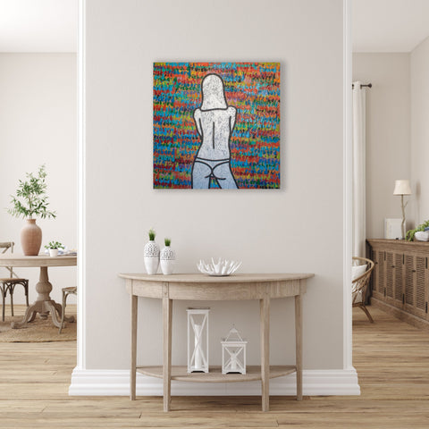 Gemälde, Acryl auf OSB-Platte, „Silver Me“ vom afrikanischen Künstler Richard Scott in einem hell gehaltenen Raum über einem kleinen Holztisch, figurativer weiblicher Halbakt vor einem bunten Hintergrund