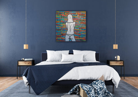 Gemälde, Acryl auf OSB-Platte, „Silver Me“ vom afrikanischen Künstler Richard Scott in einem blau gehaltenen Schlafzimmer über einem Bett, figurativer weiblicher Halbakt vor einem bunten Hintergrund