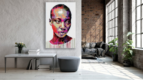 Gemälde, Acryl auf Leinwand, „Woman Series 10-10“ von der afrikanischen Künstlerin Sarah Danes Jarrett in einem Industrial-Stil gehaltenen Wohnraum über einem Tisch mit Büchern, modernes Porträt einer afrikanischen Frau