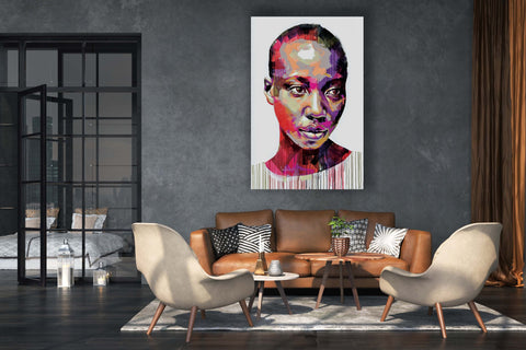 Gemälde, Acryl auf Leinwand, „Woman Series 10-10“ von der afrikanischen Künstlerin Sarah Danes Jarrett in einem grau, beige und braun gehaltenem Wohnzimmer über einem braunen Sofa, modernes Porträt einer afrikanischen Frau
