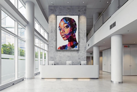 Gemälde, Acryl auf Leinwand, „Woman Series 10-11“ von der afrikanischen Künstlerin Sarah Danes Jarrett in einer Empfangshalle eines Unternehmens, modernes Porträt einer afrikanischen Frau