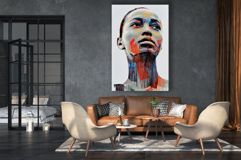 Gemälde, Acryl auf Leinwand, „Woman Series 10-21“ von der afrikanischen Künstlerin Sarah Danes Jarrett in einem grau, beige und braun gehaltenem Wohnzimmer über einem braunen Sofa, modernes Porträt einer afrikanischen Frau