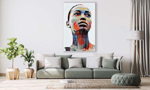 Gemälde, Acryl auf Leinwand, „Woman Series 10-21“ von der afrikanischen Künstlerin Sarah Danes Jarrett in einem hell gehaltenen Wohnzimmer über dem salbeifarbenes Sofa, modernes Porträt einer afrikanischen Frau