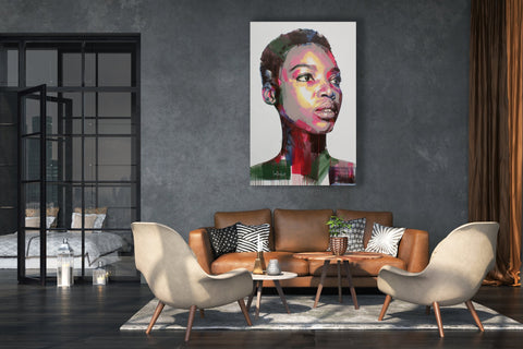 Gemälde, Acryl auf Leinwand, „Woman Series 10-22“ von der afrikanischen Künstlerin Sarah Danes Jarrett in einem grau, beige und braun gehaltenem Wohnzimmer über einem braunen Sofa, modernes Porträt einer afrikanischen Frau