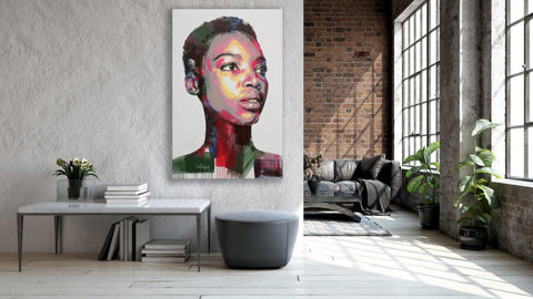 Gemälde, Acryl auf Leinwand, „Woman Series 10-22“ von der afrikanischen Künstlerin Sarah Danes Jarrett in einem Industrial-Stil gehaltenen Wohnraum über einem Tisch mit Büchern, modernes Porträt einer afrikanischen Frau