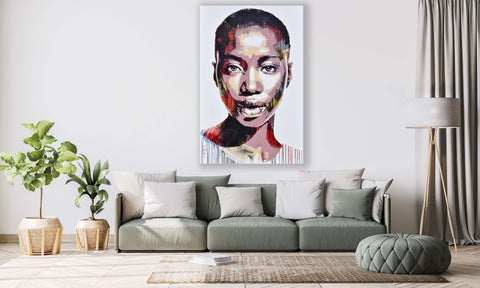 Gemälde, Acryl auf Leinwand, „Woman Series 11-8“ von der afrikanischen Künstlerin Sarah Danes Jarrett in einem hell gehaltenen Wohnzimmer über dem salbeifarbenes Sofa, modernes Porträt einer afrikanischen Frau