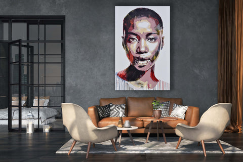 Gemälde, Acryl auf Leinwand, „Woman Series 11-8“ von der afrikanischen Künstlerin Sarah Danes Jarrett in einem grau, beige und braun gehaltenem Wohnzimmer über einem braunen Sofa, modernes Porträt einer afrikanischen Frau