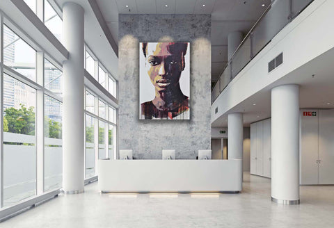 Gemälde, Acryl auf Leinwand, „Woman Series 11-9“ von der afrikanischen Künstlerin Sarah Danes Jarrett in einer Empfangshalle eines Unternehmens, modernes Porträt einer afrikanischen Frau