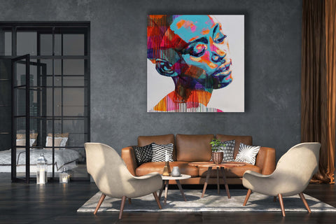Gemälde, Acryl auf Leinwand, „Woman Series 9-52“ von der afrikanischen Künstlerin Sarah Danes Jarrett in einem grau, beige und braun gehaltenem Wohnzimmer über einem braunen Sofa, modernes Porträt einer afrikanischen Frau