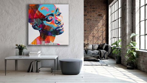 Gemälde, Acryl auf Leinwand, „Woman Series 9-52“ von der afrikanischen Künstlerin Sarah Danes Jarrett in einem Industrial-Stil gehaltenen Wohnraum über einem Tisch mit Büchern, modernes Porträt einer afrikanischen Frau
