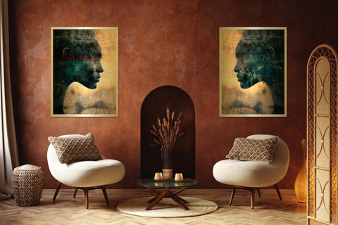 Druck auf Gold-Dibond-Metall, Silibi Nummer 3 von 3 von der afrikanischen Künstlerin Linnea Frank in einem in Erdtönen gehaltenen Raum über zwei Stühlen, auf dem zweiteiligen Kunstwerk ist jeweils der Kopf einer Frau im Profil zu sehen, die Frauen schauen sich an
