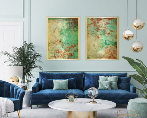 Druck auf Gold-Dibond-Metall, Sprite von der afrikanischen Künstlerin Linnea Frank in einem Wohnzimmer über einem dunkelblauen Sofa, auf dem zweiteiligen Kunstwerk sind grob zwei Frauen im Profil zu sehen, die sich gegenüberstehen