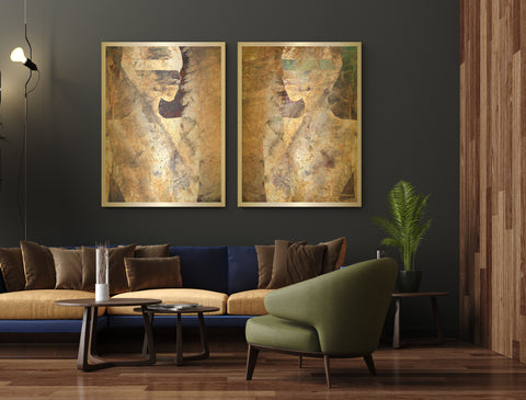 Druck auf gebürstetem Aluminium oder goldenem Metall, The Guardians von der afrikanischen Künstlerin Linnea Frank in einem Wohnzimmer über dem Sofa, auf dem zweiteiligen Kunstwerk ist jeweils eine Frau zusehen, die ein Band vor den Augen hat, die Frauen schauen sich an