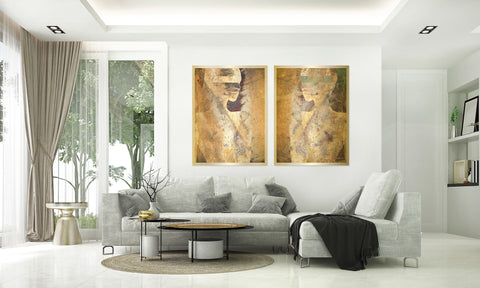 Druck auf gebürstetem Aluminium oder goldenem Metall, The Guardians von der afrikanischen Künstlerin Linnea Frank in einem hellen Wohnzimmer über dem Sofa, auf dem zweiteiligen Kunstwerk ist jeweils eine Frau zusehen, die ein Band vor den Augen hat, die Frauen schauen sich an