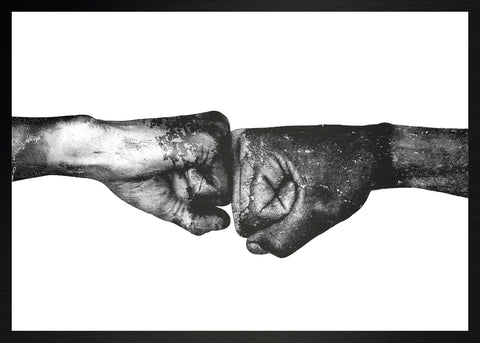 Druck auf schwarzem Metall, Osmosis von der afrikanischen Künstlerin Linnea Frank, auf dem Kunstwerk sind zwei zusammengeführte Fäuste zu sehen. 