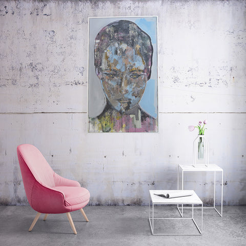 Ein Bild von einem Innenraum, in dem ein rosa suhl und zwei kleine Tische stehen, in der Mitte hängt das Bild "Poise" von Gerhard Van der Westhuizen 